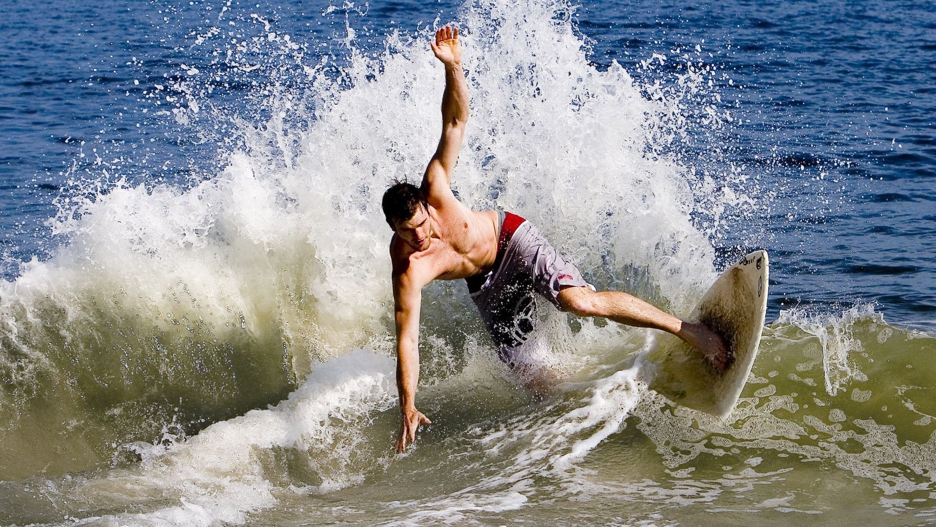 _极限水上漂移:激浪中的速度狂欢_,水上漂移秘籍